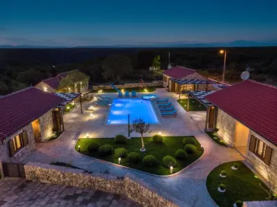 Bazen u objektu Promina luxury villa with 72sqm Heated Pool, Jacuzzi, Infrared Sauna, Tennis court, Media room ili u blizini