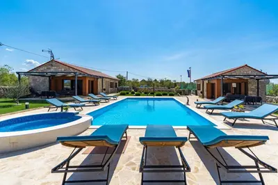 Bazen u objektu Promina luxury villa with 72sqm Heated Pool, Jacuzzi, Infrared Sauna, Tennis court, Media room ili u blizini