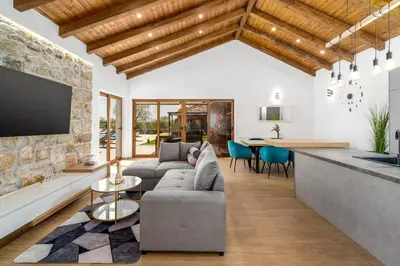 TV i/ili zabavni centar u objektu Promina luxury villa with 72sqm Heated Pool, Jacuzzi, Infrared Sauna, Tennis court, Media room