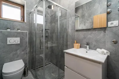Kupaonica u objektu Promina luxury villa with 72sqm Heated Pool, Jacuzzi, Infrared Sauna, Tennis court, Media room