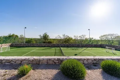 Tereni za tenis i/ili skvoš u sklopu objekta Promina luxury villa with 72sqm Heated Pool, Jacuzzi, Infrared Sauna, Tennis court, Media room ili u blizini