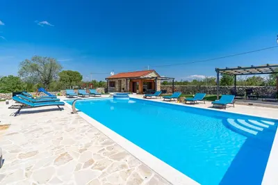 Bazen u objektu Promina luxury villa with 72sqm Heated Pool, Jacuzzi, Infrared Sauna, Tennis court, Media room ili u blizini