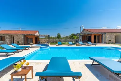 Bazen u objektu Promina luxury villa with 72sqm Heated Pool, Jacuzzi, Infrared Sauna, Tennis court, Media room ili u blizini