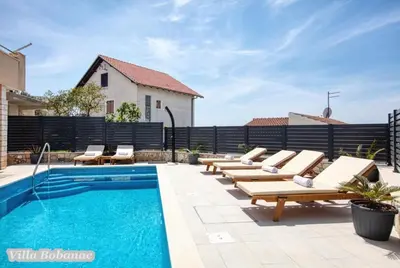 Bazen u objektu Vacation house with heated swimming pool 70 meters from the beach-Bobanac ili u blizini