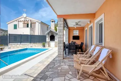 Bazen u objektu Vacation house with heated swimming pool 70 meters from the beach-Bobanac ili u blizini