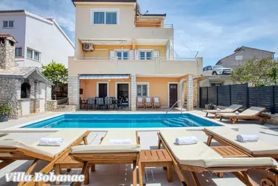 Bazen u objektu Vacation house with heated swimming pool 70 meters from the beach-Bobanac ili u blizini