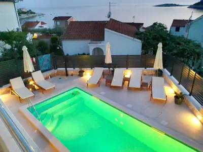 Bazen u objektu Vacation house with heated swimming pool 70 meters from the beach-Bobanac ili u blizini