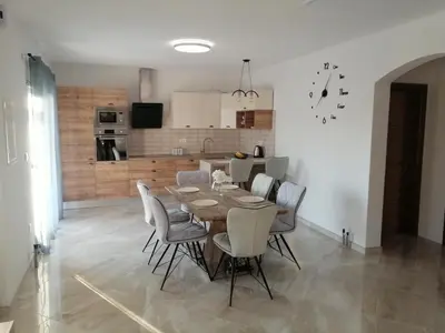 Kuhinja ili čajna kuhinja u objektu Modern penthouse Ivan with rooftop swimming pool and jacuzzi