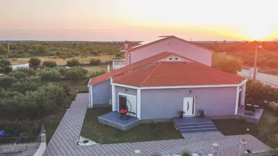 Pogled na izlazak ili zalazak sunca iz apartmana