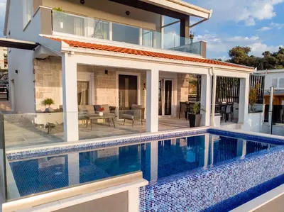 Bazen u objektu Villa Miracle ili u blizini