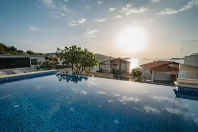 Bazen u objektu Villa Miracle ili u blizini