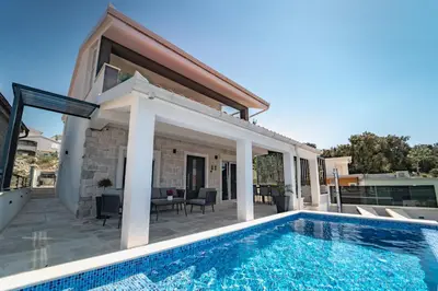 Bazen u objektu Villa Miracle ili u blizini