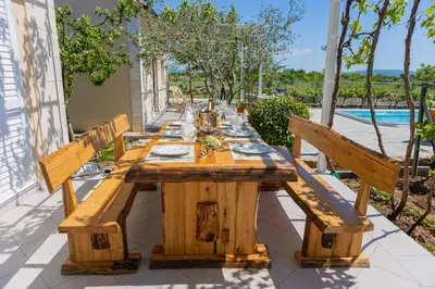 Bazen u objektu Holiday house Olive Tree ili u blizini