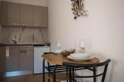 Kuhinja ili čajna kuhinja u objektu Apartmani Villa Lavanda I