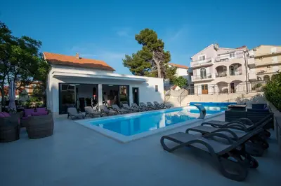 Bazen u objektu Apartmani Villa Lavanda II ili u blizini
