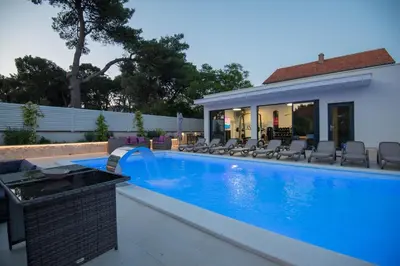 Bazen u objektu Apartmani Villa Lavanda II ili u blizini
