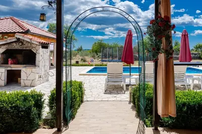Bazen u objektu Family friendly house with a swimming pool Gornje Planjane, Zagora - 19733 ili u blizini