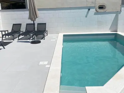 Bazen u objektu White Pearl Apartments - NEW ili u blizini