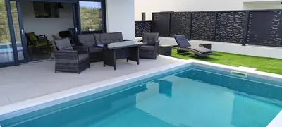 Bazen u objektu Apartman Retro with heated pool and gym for 8 ili u blizini