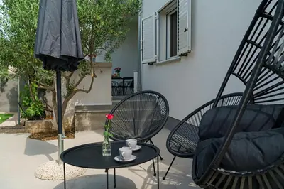 Popločani dio dvorišta ili vanjski dio objekta Apartman Rusula Vodice