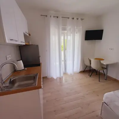 Kuhinja ili čajna kuhinja u objektu Apartments M & L Murter