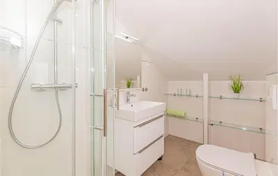 Kupaonica u objektu Pet Friendly Apartment In Pirovac