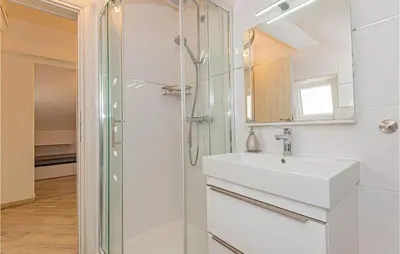 Kupaonica u objektu Pet Friendly Apartment In Pirovac
