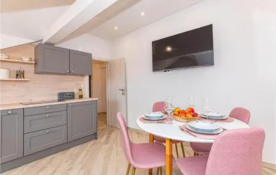 Kuhinja ili čajna kuhinja u objektu Pet Friendly Apartment In Pirovac