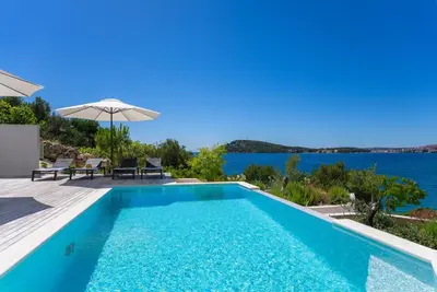 Bazen u objektu Luxury Seafront Villa Roots with private, heated pool, 5 en-suite bedrooms, enchanting sea views ili u blizini