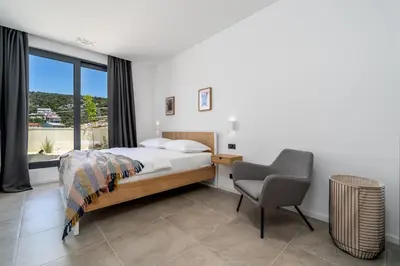 Krevet ili kreveti u jedinici u objektu Luxury Seafront Villa Roots with private, heated pool, 5 en-suite bedrooms, enchanting sea views