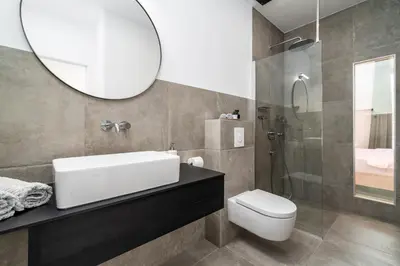 Kupaonica u objektu Luxury Seafront Villa Roots with private, heated pool, 5 en-suite bedrooms, enchanting sea views