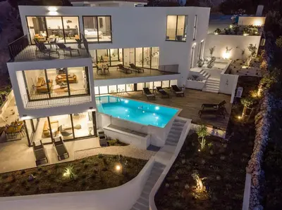 Bazen u objektu Luxury Seafront Villa Roots with private, heated pool, 5 en-suite bedrooms, enchanting sea views ili u blizini