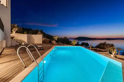Bazen u objektu Luxury Seafront Villa Roots with private, heated pool, 5 en-suite bedrooms, enchanting sea views ili u blizini