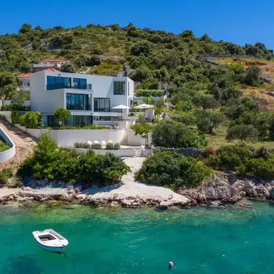 Luxury Seafront Villa Roots with private