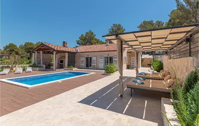 Bazen u objektu 3 Bedroom Gorgeous Home In Jadrtovac ili u blizini