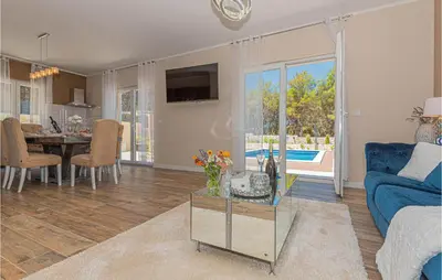 TV i/ili zabavni centar u objektu 3 Bedroom Gorgeous Home In Jadrtovac