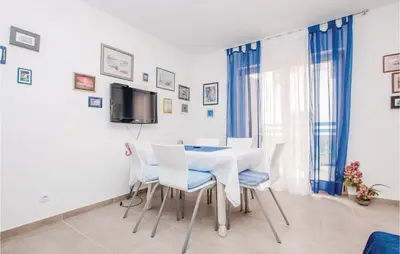 TV i/ili zabavni centar u objektu Awesome Home In Vodice With Kitchen