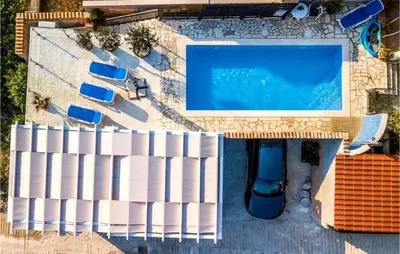 Bazen u objektu Lovely Apartment In Sibenik With Sauna ili u blizini