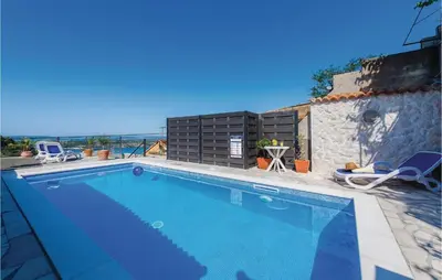 Bazen u objektu Amazing Apartment In Sibenik With Sauna ili u blizini