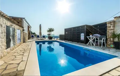 Bazen u objektu Amazing Apartment In Sibenik With Sauna ili u blizini