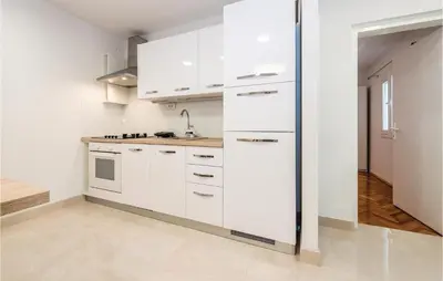 Kuhinja ili čajna kuhinja u objektu Amazing Apartment In Sibenik With Sauna