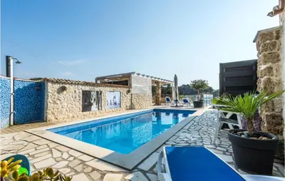 Bazen u objektu Amazing Apartment In Sibenik With Sauna ili u blizini