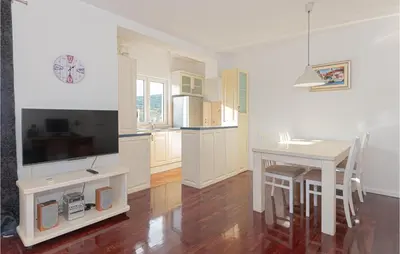 Kuhinja ili čajna kuhinja u objektu 4 Bedroom Gorgeous Home In Dubrava