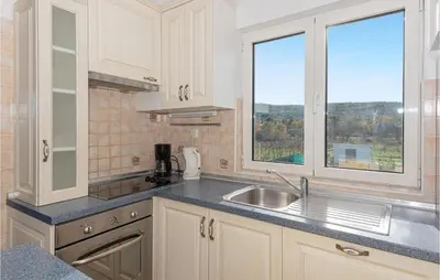 Kuhinja ili čajna kuhinja u objektu 4 Bedroom Gorgeous Home In Dubrava