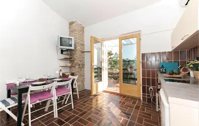 TV i/ili zabavni centar u objektu Cozy Home In Sibenik With Kitchen