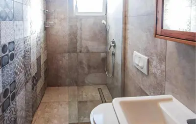 Kupaonica u objektu Cozy Home In Sibenik With Kitchen