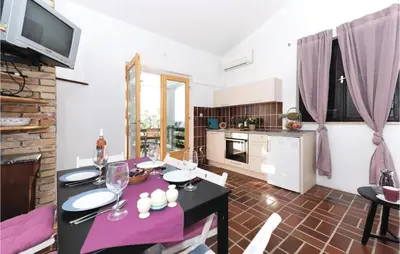 Kuhinja ili čajna kuhinja u objektu Cozy Home In Sibenik With Kitchen