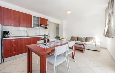 Kuhinja ili čajna kuhinja u objektu 1 Bedroom Cozy Apartment In Grebastica