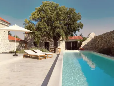 Bazen u objektu Vasantina Kamena Kućica ili u blizini