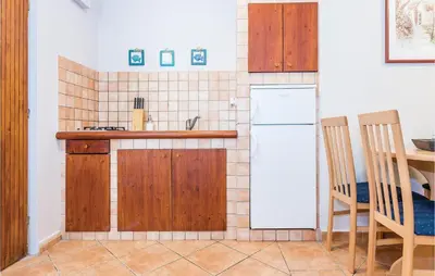 Kuhinja ili čajna kuhinja u objektu Two-Bedroom Apartment In Grebastica